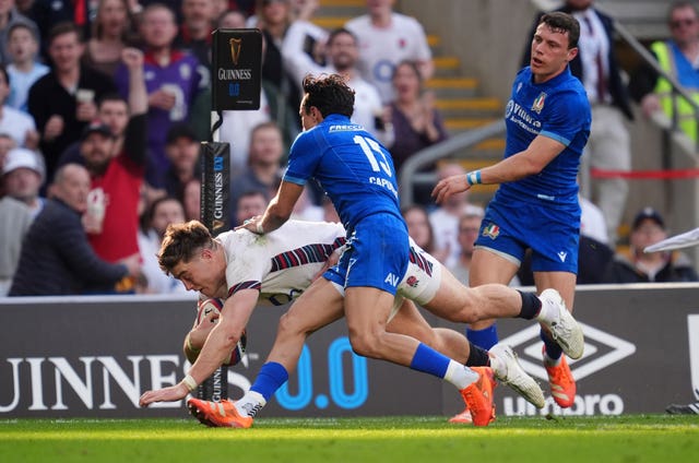 England’s Tommy Freeman, left, scores against Italy