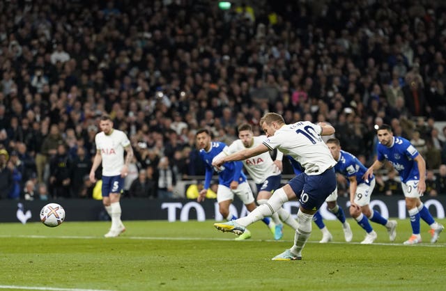 Harry Kane penalty helps Tottenham keep up pressure at top with win over Everton