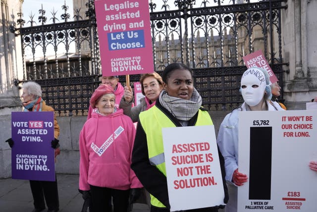 Pro and anti-assitsed dying campaigners outside Parliament 