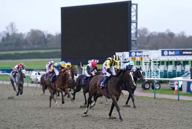 Makinmedoit (red cap) chases home Al Agaila at Lingfield