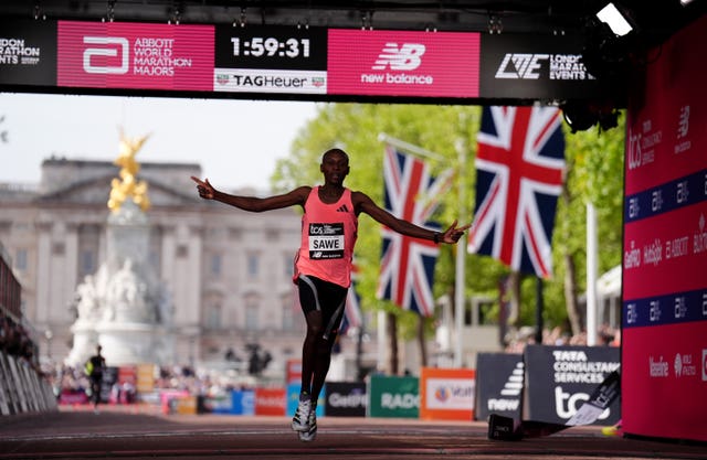 Sabastian Sawe crosses the line in London
