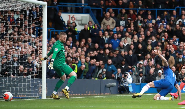 Olivier Giroud, right, scores against Everton