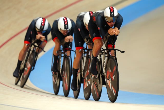 Men's team pursuit side in action