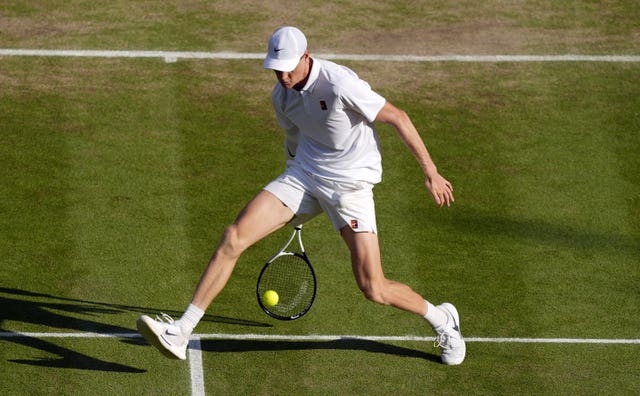 Jannik Sinner plays a tweener volley