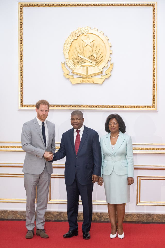 Harry meets Angolan leader