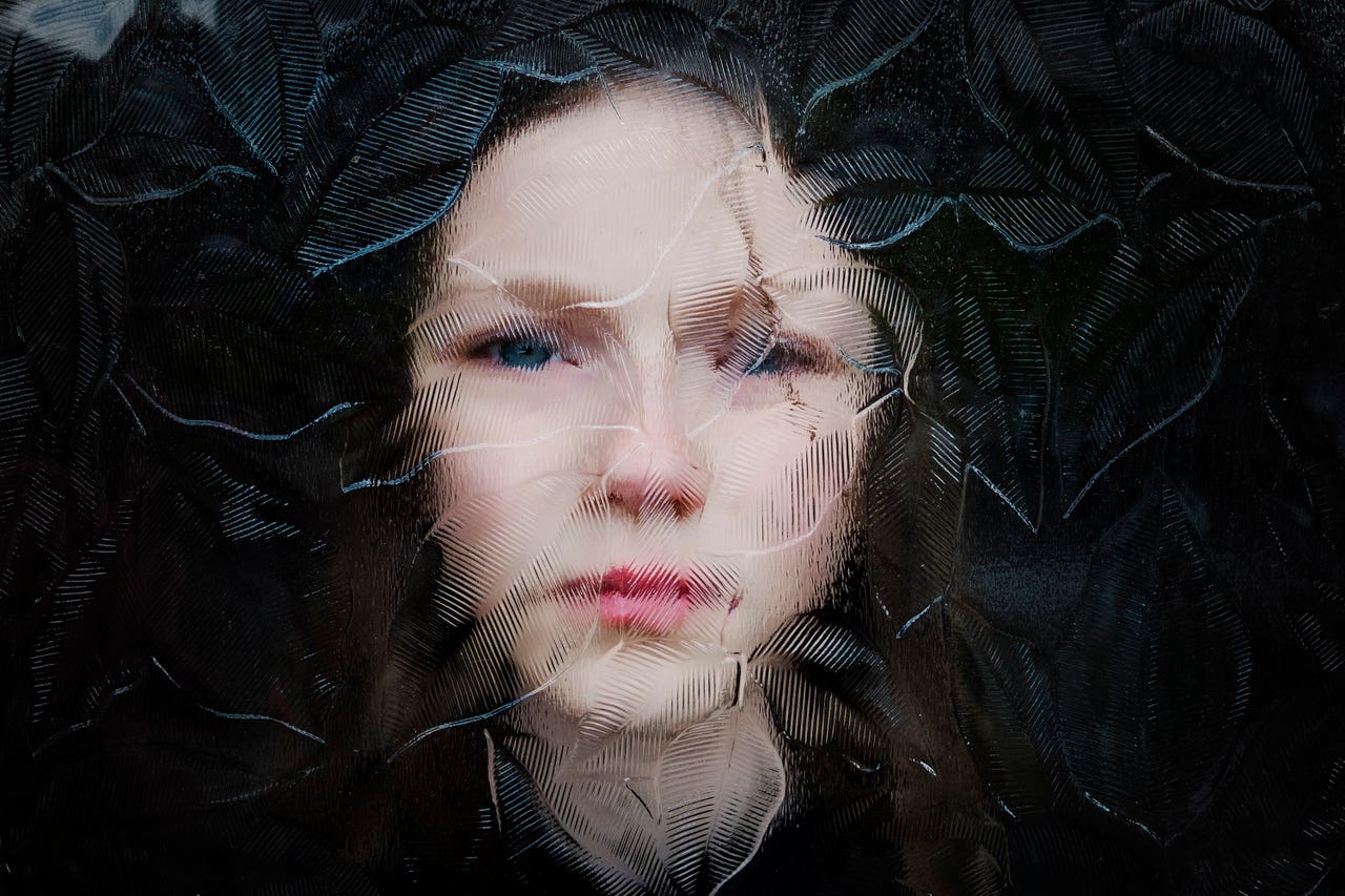 Грустное лицо девушки. Девушка с пустым взглядом. Elneo песни. Малена морган обои. Девушка с грустными глазами.