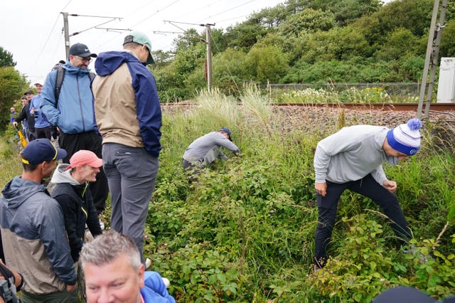 Spectators look for Rory McIlroy's ball