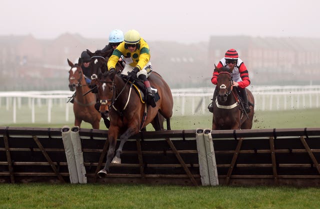 Manimole on her way to winning the Play Coral “Racing-Super-Series” For Free Mares’ Novices’ Hurdle