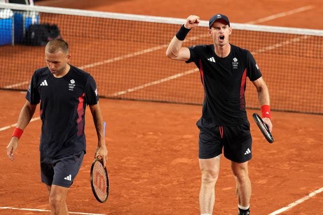 Andy Murray pumps up the crowd