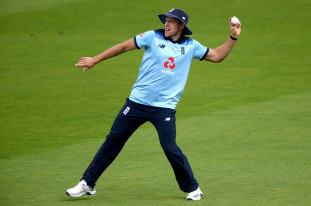 David Willey throws the ball