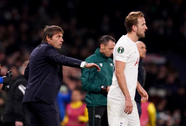 Antonio Conte, left, talks with Harry Kane