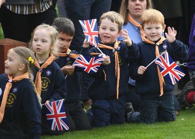 Children waiting for the duchess