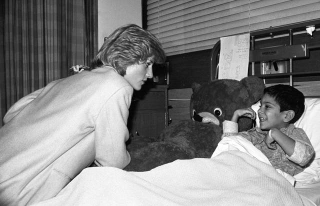 Diana visits bomb blast victim