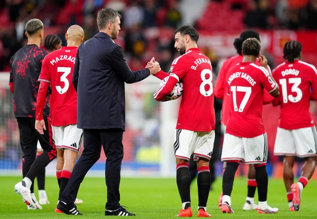 Carrick celebrates with United players