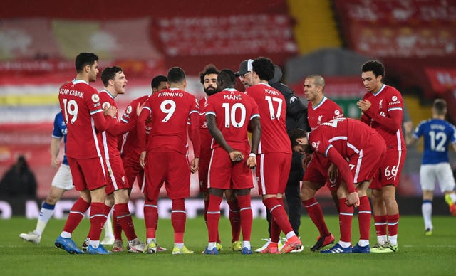 Liverpool players talk in a huddle