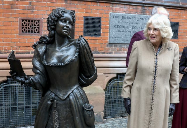 The Queen unveils a statue of a writer