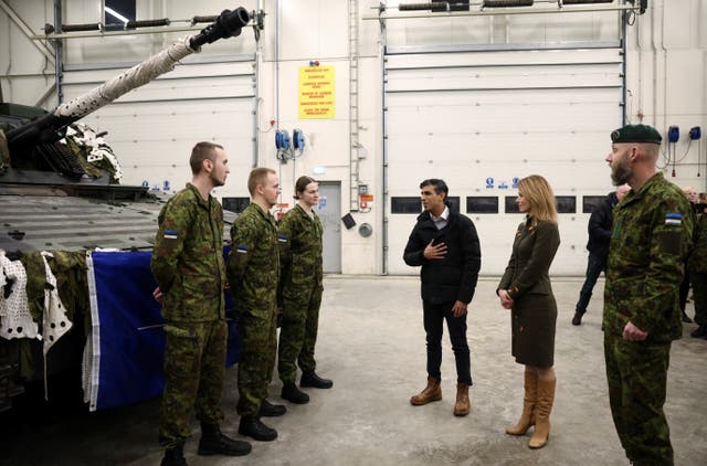 Rishi Sunak talks with Estonian troops
