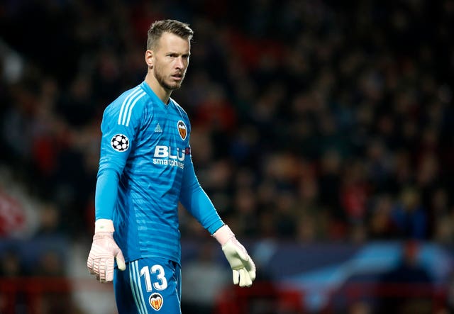 Barcelona have completed the signing of goalkeeper Neto from Valencia.