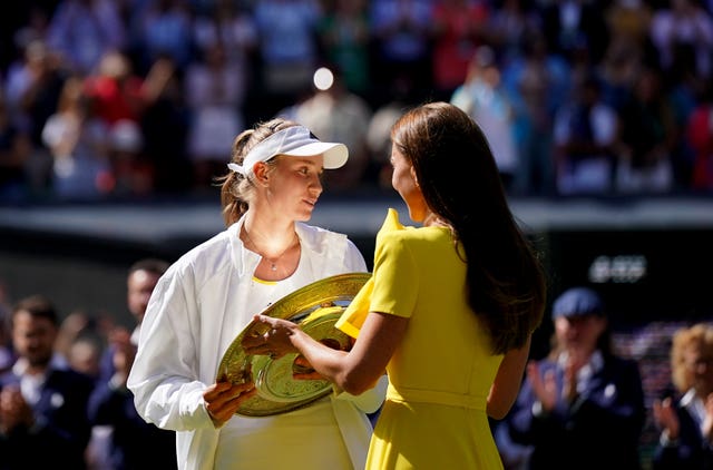 Elena Rybakina is presented with the the Venus Rosewater Dish by the Duchess of Cambridge