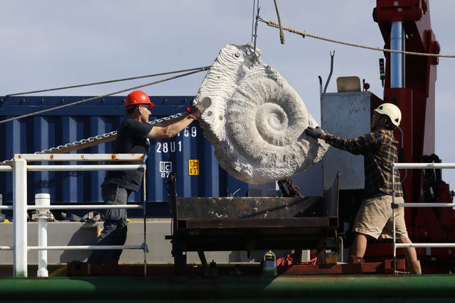 Greenpeace boulders drop