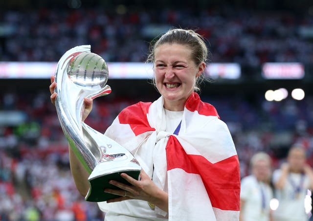 Ellen White with the Euro 2022 trophy 