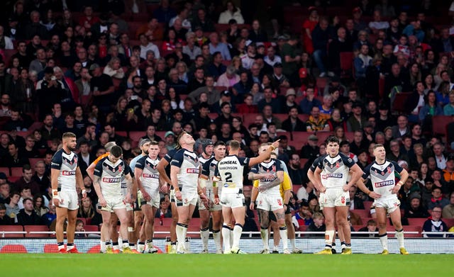 Ada juga kekecewaan bagi Inggris di Piala Dunia Liga Rugbi Putra saat Samoa meraih kemenangan 27-26 poin emas di semifinal mereka di Stadion Emirates. 