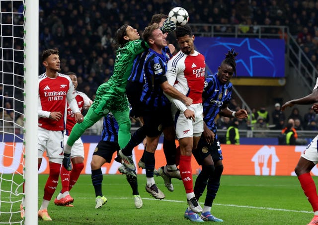 Inter goalkeeper Yann Sommer tips the ball away from the head of Arsenal defender William Saliba