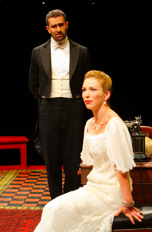 Everett returns to stage in Pygmalion