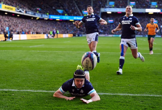 Darcy Graham scoring a try