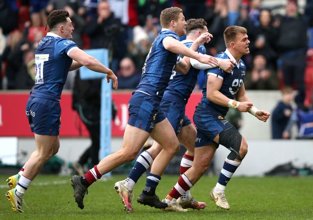 Sale Sharks reduced the gap at the top of the Premiership table to six points by beating Saracens 35-24