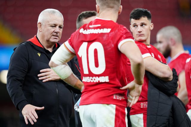 Warren Gatland consoles his players at the end of the game