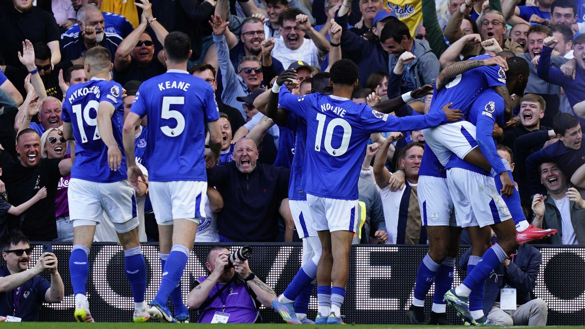 Beto (right) celebrates scoring Everton’s third goal (Jordan Pettitt/PA)