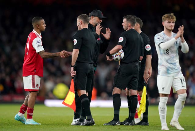 Jurgen Klopp speaks to referee Michael Oliver after the defeat to Arsenal