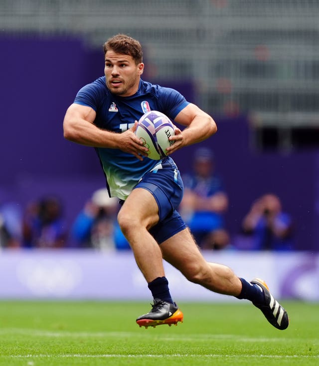 Antoine Dupont runs with the ball for France 