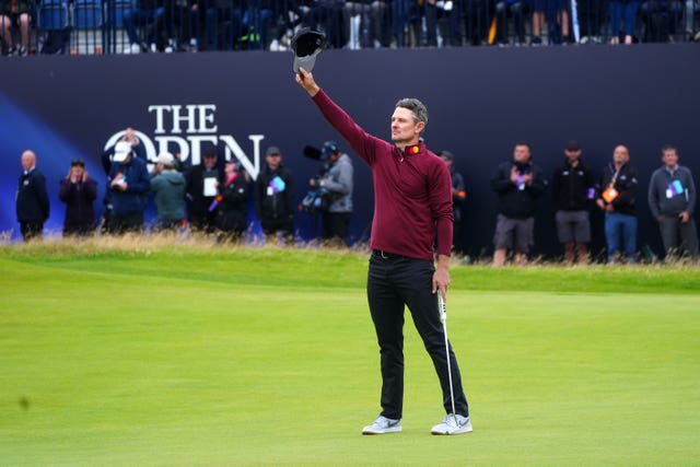 Justin Rose raises his cap to acknowledge the crowd