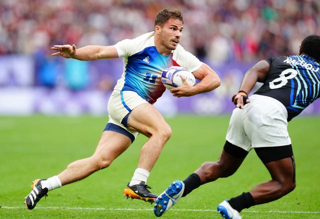 Antoine Dupont running with the ball