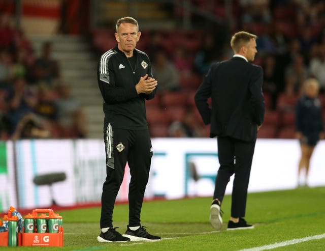 Nord-Irlands manager Kenny Shiels sier han ikke vil 