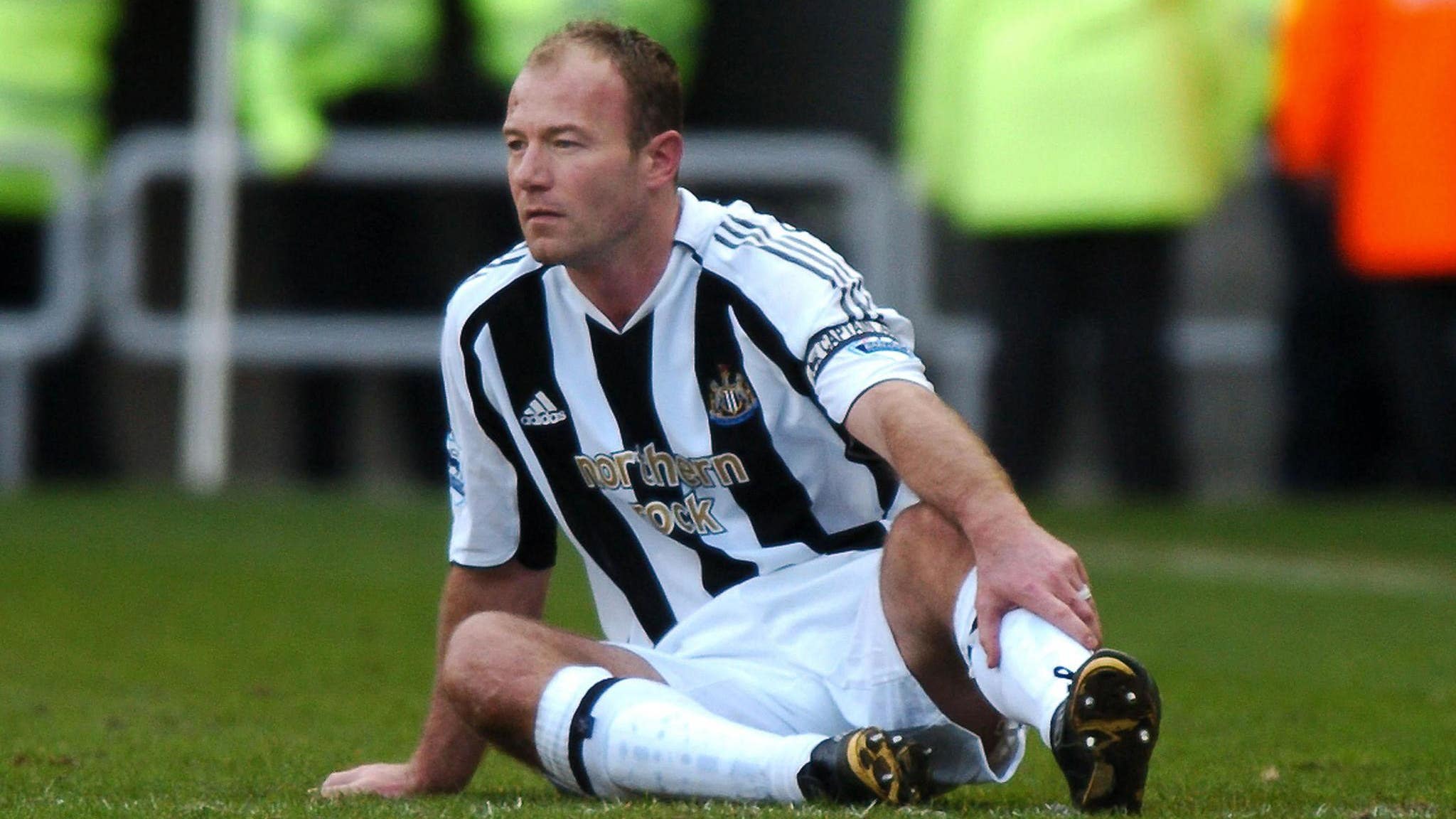 On This Day in 2006 – Newcastle star striker Alan Shearer retires from football | BT Sport