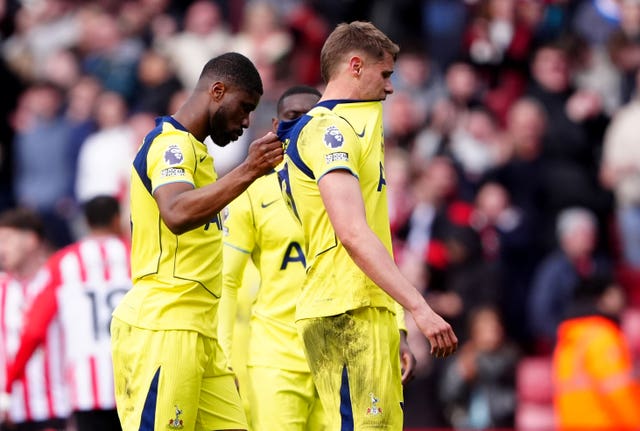 Tottenham players look dejected