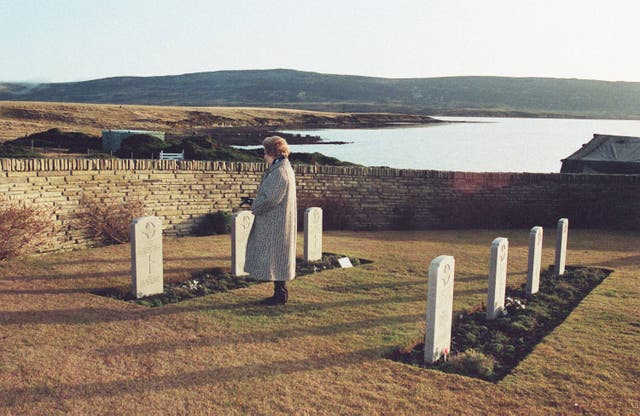 Politics – Margaret Thatcher in the Falkland Islands – San Carlos cemetery