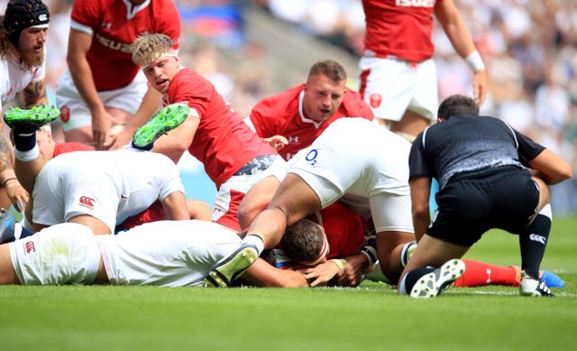 Wyn Jones scores for Wales at Twickenham