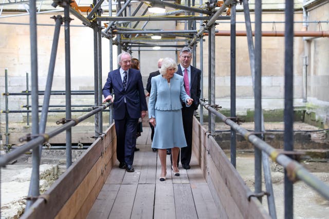 The Queen points at something while on a visit with architect Ptolemy Dean (right) at the Westminster Abbey Sacristy Project