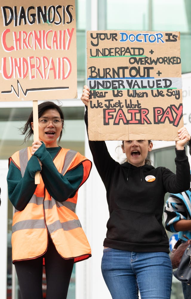 Junior doctors and consultants on a picket line 