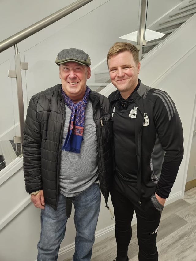 Steven Hunter meeting Newcastle United manager Eddie Howe