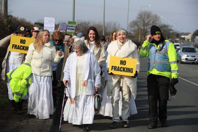 Emma Thompson participa en una caminata contra el fracking y una protesta silenciosa en el sitio de Cuadrilla en Preston New Road, Preston.