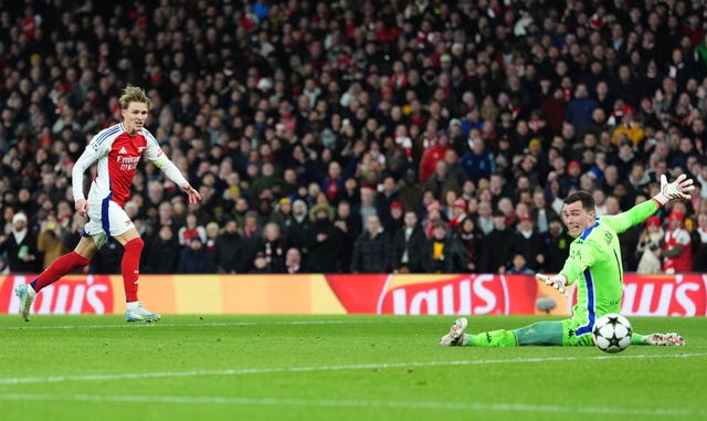 Martin Odegaard misses a big chance, shooting wide