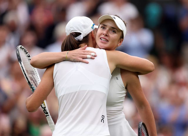 Svitolina and Swiatek hugging