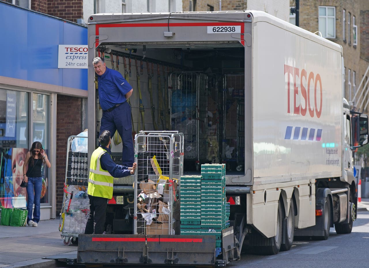 Tesco offers £1,000 bonus to new HGV drivers amid UK worker shortages