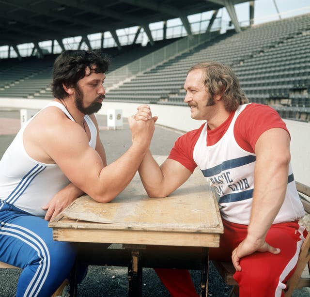 Geoff Capes, left, arm wrestles with then world shot put world record holder Al Feuerbach