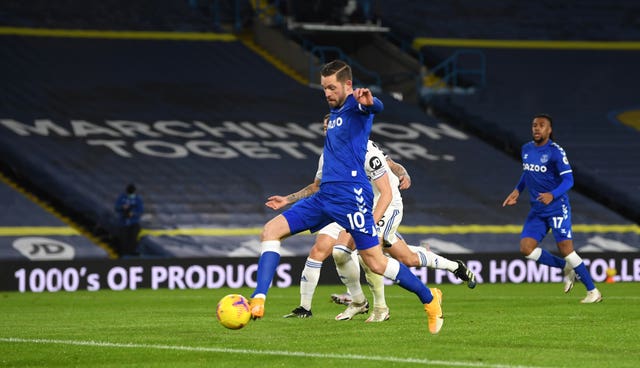 افتتح جيلفي سيجوردسون التسجيل في Elland Road